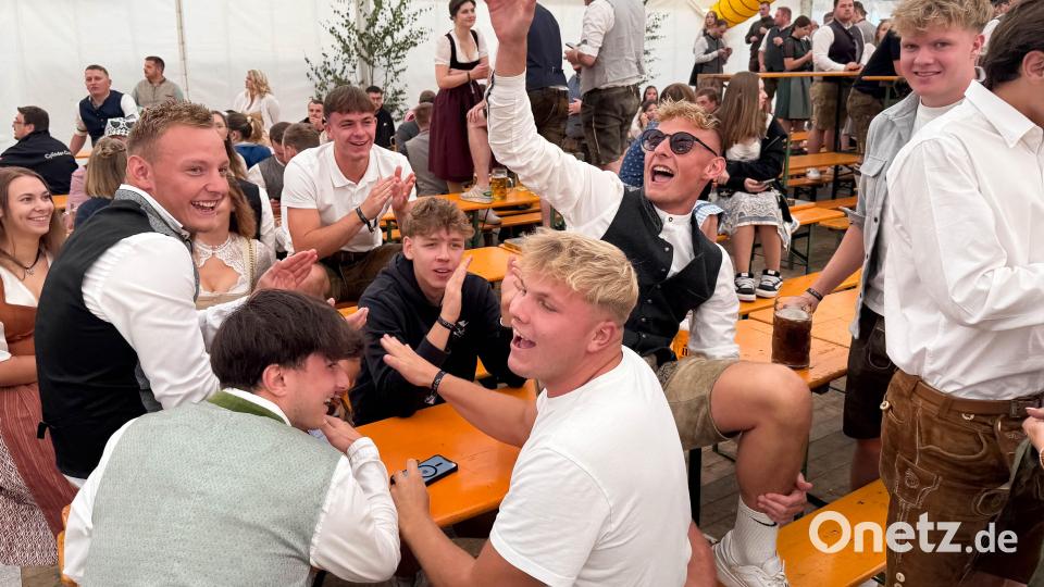 Der Frühschoppen 2025 auf der Flosser Kirwa. Bild: Gabi Schönberger