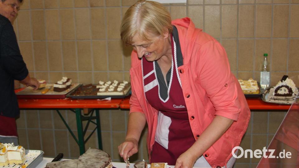 Zu den Zugpferden beim O&#039;schnitt in Gumpen gehört der Kuchen- und Tortenstand in der Fahrzeughalle. Bild: wro