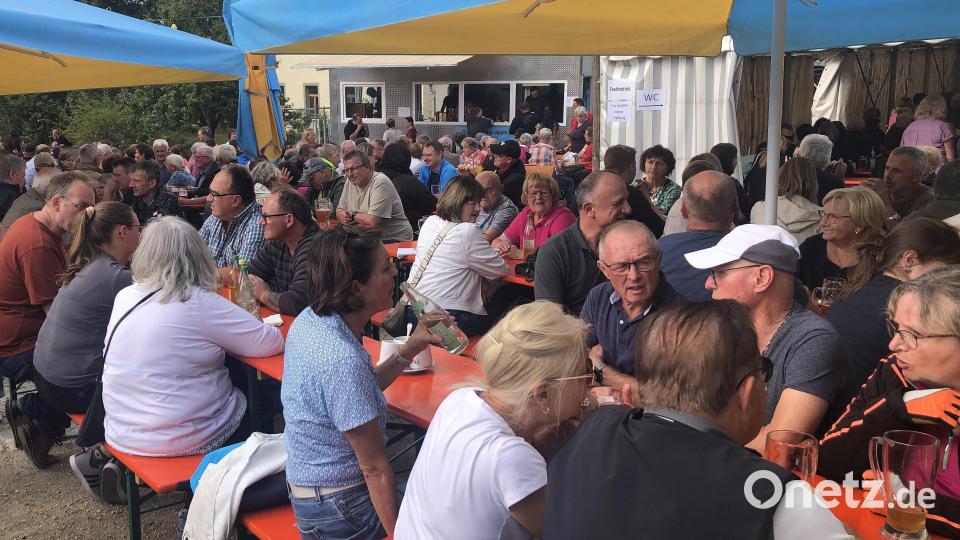 Zwei Tage lang, jeweils im August, wird aus dem Umfeld des Feuerwehrhauses in Gumpen ein Biergarten. Bild: wro