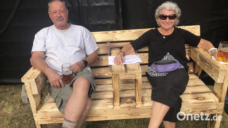 Beim Festausklang am Sonntag wurden handgefertigte Gartenbänke verlost. Ein Möbelstück lud am Sonntagnachmittag ein Ehepaar aus Tirschenreuth zum Probesitzen ein. Bild: wro