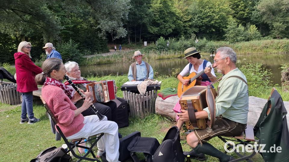 Beim Harmonikatag platzierten sich die Musikanten an vielen Plätzen des Oberpfälzer Freilandmuseums. Bild: jua