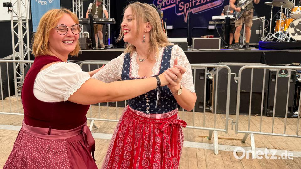 Der Frühschoppen 2025 auf der Flosser Kirwa. Bild: Gabi Schönberger