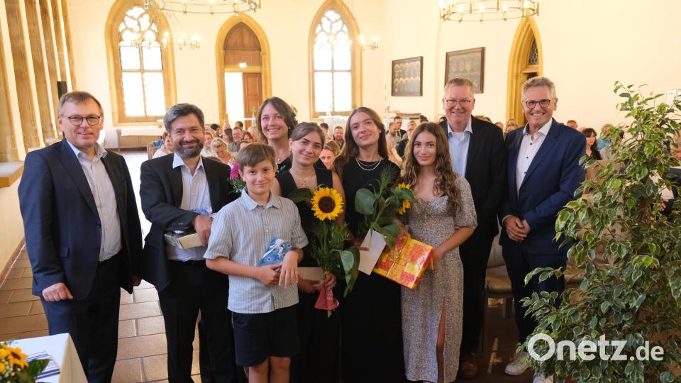Vorstand Manfred Wendl (links), Oberbürgermeister Michael Cerny (Zweiter von rechts) sowie Ärztlicher Direktor Dr. Harald Hollnberger (rechts) gratulierten dem neuen Chefarzt Dr. Ahmet Mestan (Zweiter von links). Auch seine Familie freut sich. Bild:  Klinikum/Dietl