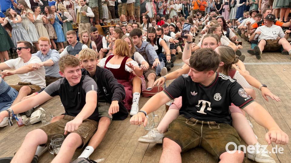 Der Frühschoppen 2025 auf der Flosser Kirwa. Bild: Gabi Schönberger