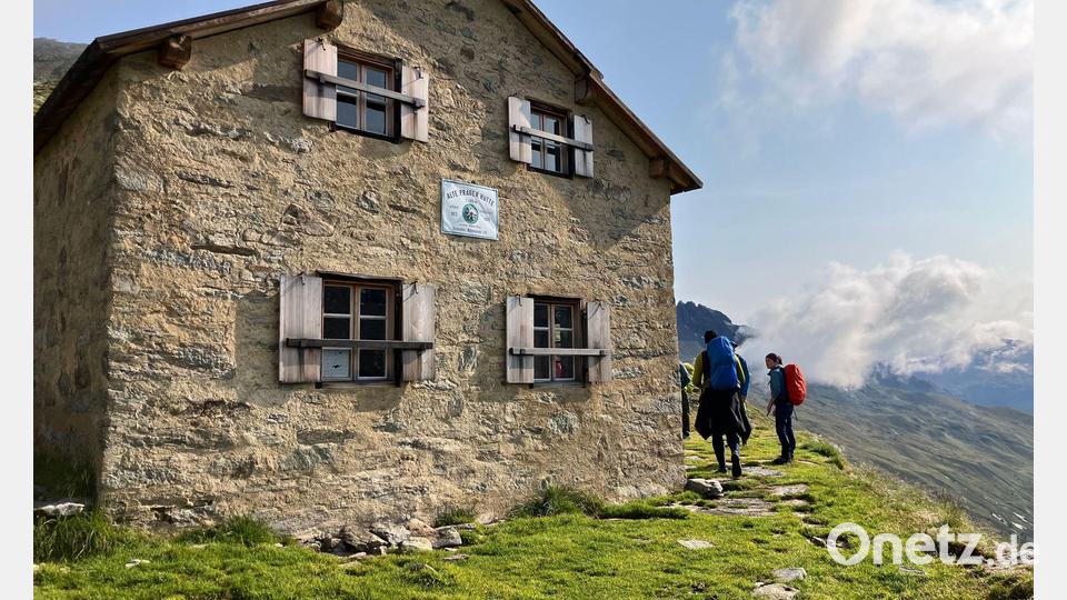 Früher ging der Gletscher direkt an der alten Prager Hütte vorbei, heute weiden in der Region Schafe. Bild: Sabine Dobel/dpa