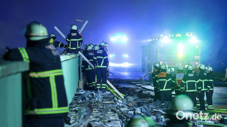 Einsatzkräfte der Feuerwehr sind dabei einen Brand in einem Industriegebiet im Hamburger Hafen zu löschen. Bild: Bodo Marks/dpa