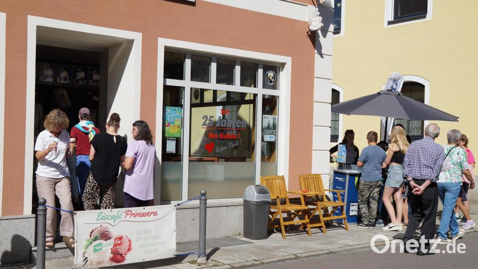 Nach dem Einlösen des Coupons in Gutscheine am Stand von Oberpfalz-Medien war der Weg frei für die kostenlosen Eiskugeln im Eiscafe Primavera. Bild: wel