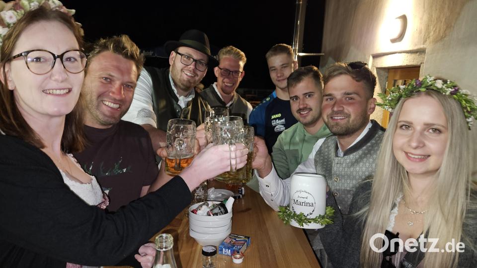 Die Altfalterer, ehemalige Altfalterer, Freunde, Besucher und Gäste feierten den Kirwa-Montag. Bild: ga