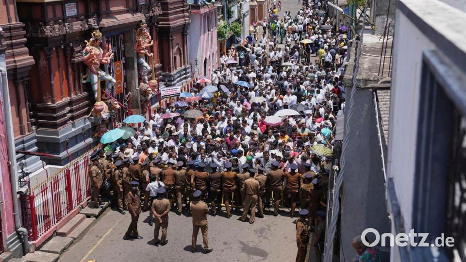 Anhänger des verhafteten ehemaligen Präsidenten Ranil Wickremesinghe demonstrieren in Colombo. Bild: Eranga Jayawardena/AP/dpa