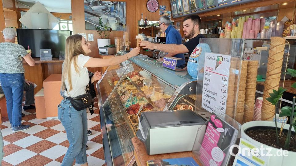 Die Kunden konnten aus einer breiten Palette an Eissorten auswählen. Bild: wel