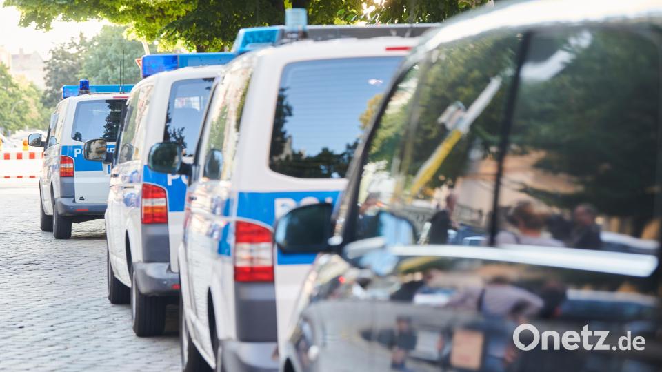 Die Bundespolizei Waidhaus vollstreckte am Wochenende insgesamt fünf Haftbefehle während Kontrollen auf der Autobahn 6. Symbolbild: Annette Riedl/dpa