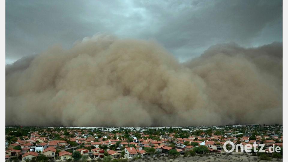 EIn gigantischer Staubsturm fegt über Phoenix. Bild: Ross D. Franklin/AP/dpa
