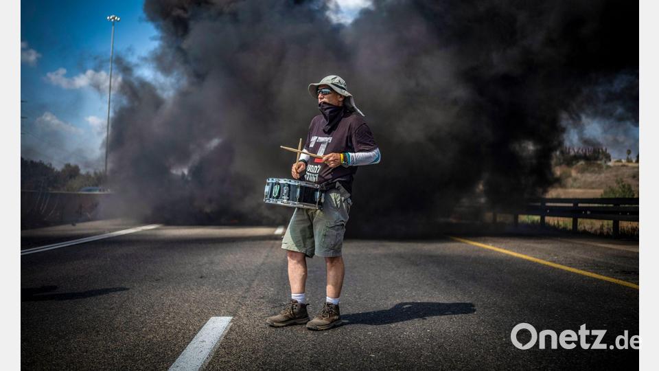Ein Demonstrant trommelt bei einer Straßenblockade in Israel für die sofortige Freilassung aller von der Terrororganisation Hamas festgehaltenen Geiseln und das Ende des Krieges im Gazastreifen. Bild: Ilia Yefimovich/dpa