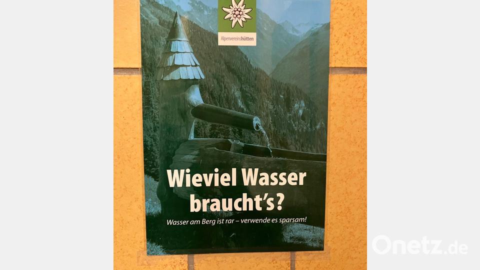 Ein Schild weist auf den Wassermangel in der Hütte hin Bild: Sabine Dobel/dpa