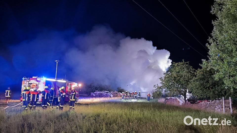 Die dichten Rauchwolken zogen in den Nachthimmel über Vorbach. In einem Großeinsatz mit mehreren Hunderten Einsatzkräften löschte die Feuerwehr den Vollbrand der Scheune. Bild: jma