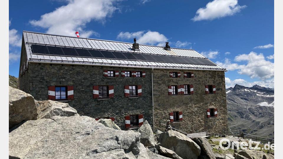 Die Neue Prager Hütte stand früher nah am Gletscher. Bild: Sabine Dobel/dpa
