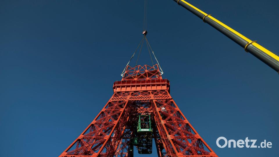Großvater und Enkel bauen Eiffelturm im Elsass nach. Bild: Hannes P. Albert/dpa