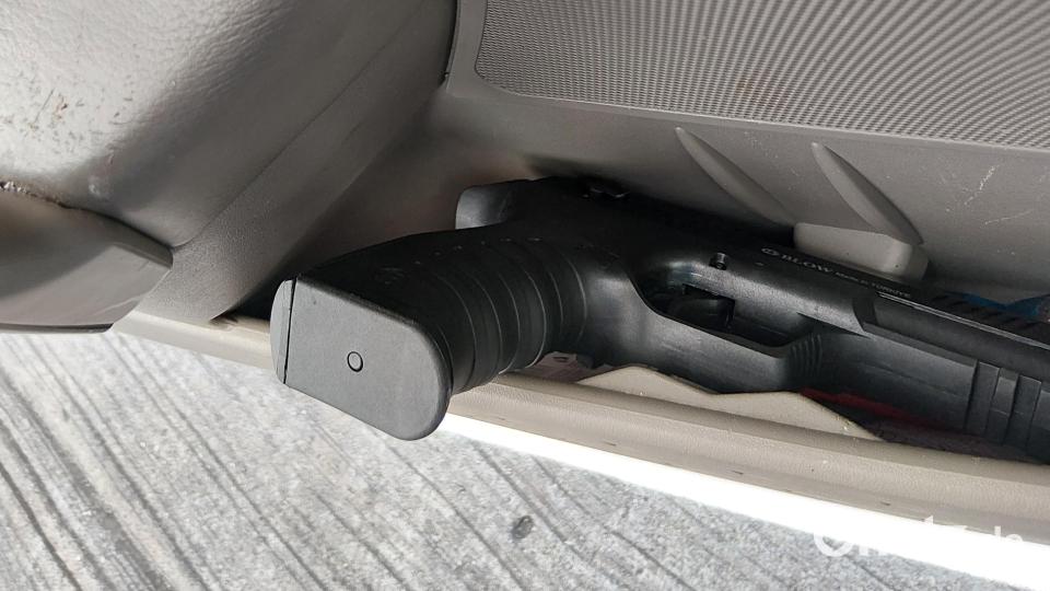 Griffbereit in der Fahrertür und geladen: Die Bundespolizei Waidhaus entdeckte bei einer Kontrolle auf der A6 einen Schreckschusspistole, die ein 42-Jähriger dabei hatte. Bild: Bundespolizei