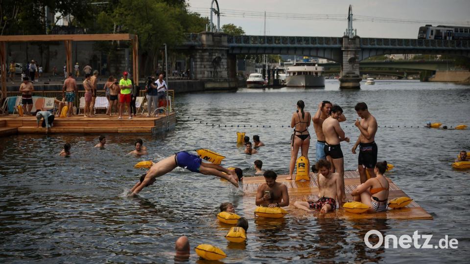 Wegen der regen Nachfrage bleiben zwei der Freibäder in der Seine bis in den September hinein geöffnet. (Archivbild) Bild: Thomas Padilla/AP/dpa