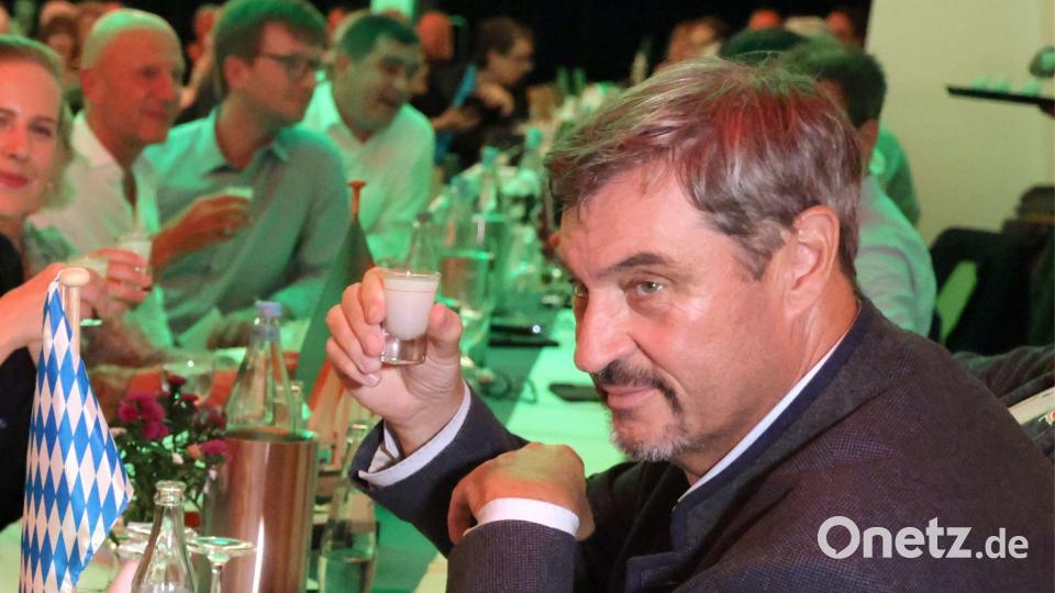 Bayerns Ministerpräsident Markus Söder (r, CSU) hält ein Schnapsglas in der Hand während des &quot;Helgoländer Abends&quot;. Söders Besuch auf die zu Schleswig-Holstein gehörende Insel erfolgte auf Einladung von Helgolands Bürgermeister Thorsten Pollmanns und der Tourismusdirektorin Katharina Schlicht. Söder hatte einst gesagt, dass Sylt und Helgoland längst bayrisch wären, wenn es nach dem Länderfinanzausgleich ginge. (zu dpa: «Söder auf Reisen - Ein Bayer auf Helgoland») Bild: Frank Molter
