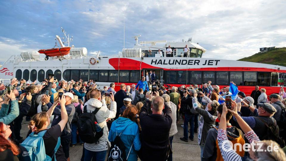 Bei seiner Ankunft auf Helgoland nahm CSU-Chef Markus Söder ein Bad in der Menge. Bild: Frank Molter/dpa