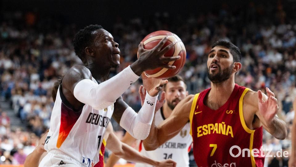 Dennis Schröder (l) peilte mit Deutschlands Basketballern den nächsten Titel an. (Archivbild) Bild: Marius Becker/dpa