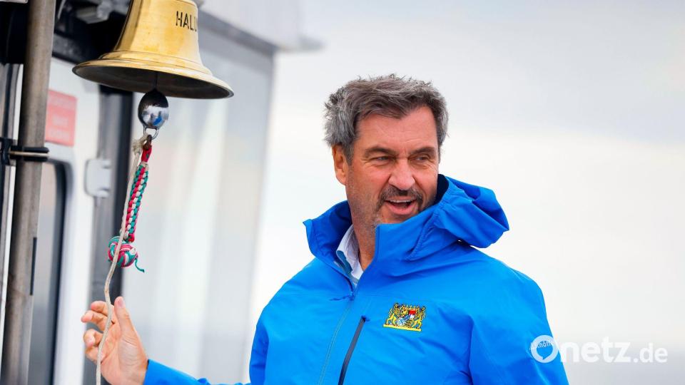 Selbst die Schiffsglocke des „Halunder Jets“ hat es CSU-Chef Markus Söder angetan. Bild: Frank Molter/dpa