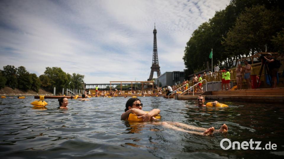 Rund 100.000 Menschen haben die neuen Freibäder in der Seine in Paris genutzt (Archivbild). Bild: Thomas Padilla/AP/dpa