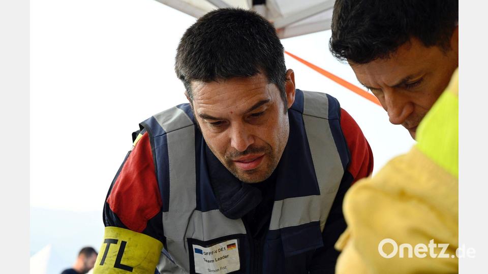 Simon Friz (links), Teamleiter der insgesamt 67 Feuerwehrleute aus Bonn, Düsseldorf und Celle, die bei der Bekämpfung schwerer Waldbrände in Spanien geholfen haben, bei einer Einsatzbesprechung. Für die Deutschen ging es auch darum, das Wissen ihrer südeuropäischen Kollegen mit nach Deutschland zu nehmen. (Archivbild) Bild: Sven Käuler/dpa
