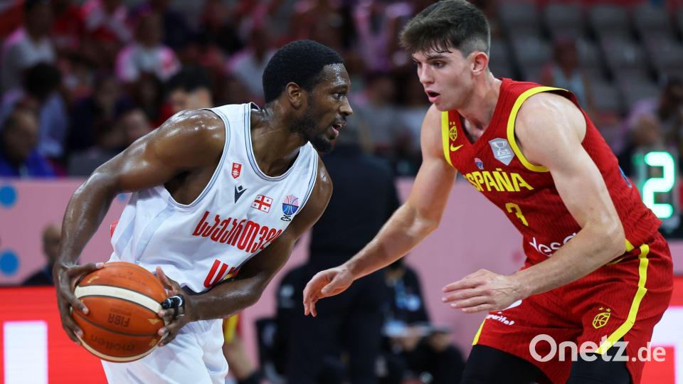 Spaniens Basketballer - hier Sergio De Larrea (r) gegen Georgiens Kamar Baldwi - kamen häufig zu spät. Bild: Chara Savvidou/AP/dpa