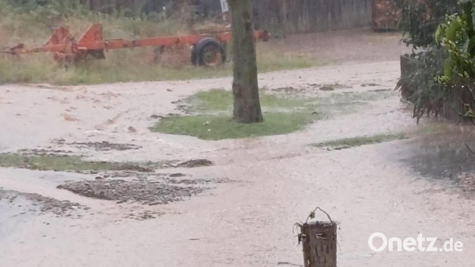 Dieser Blick über den Gartenzaun zeigt, dass hier das Wasser Vorfahrt hat auf der Straße. Bild: Feuerwehr Nabburg
