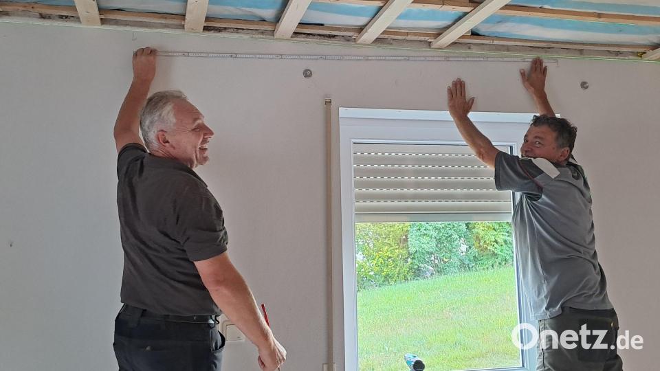 Schreiner Gerhard Meindl und Reinhard Reis sen. sind die Fachleute für die Deckenmontage. Bild: Hans Schlosser