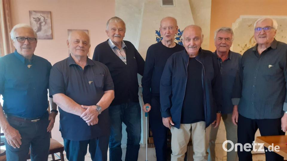 Der Napoleonclub Neustadt/WN besteht im September seit 60 Jahren. Er zählt noch sieben Mitglieder, die sich mit Vorsitzendem Dieter Punzmann (Zweiter von links) und Franz Witt (rechts) bereits Ende August zu einer gemeinsamen Feier trafen. Bild: Franz Witt