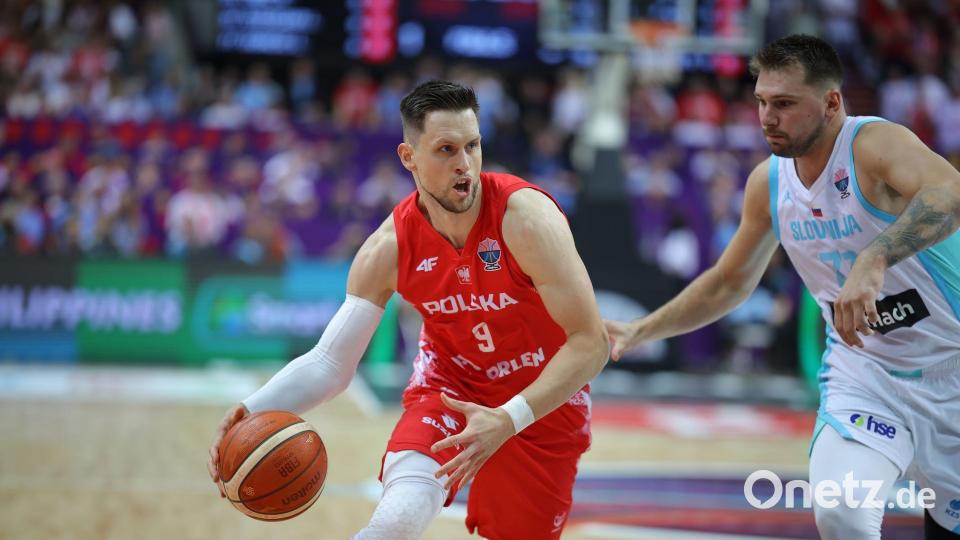 Die Polen brachten Luka Doncic (r) in Bedrängnis. Bild: Mateusz Birecki/ZUMA Press Wire/dpa