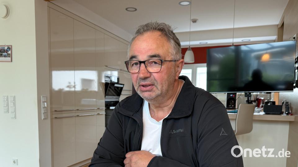Willi Schmidl erzählt, wie sich der Geflügelhof über viele Jahre entwickelt hat. Bild: Petra Hartl