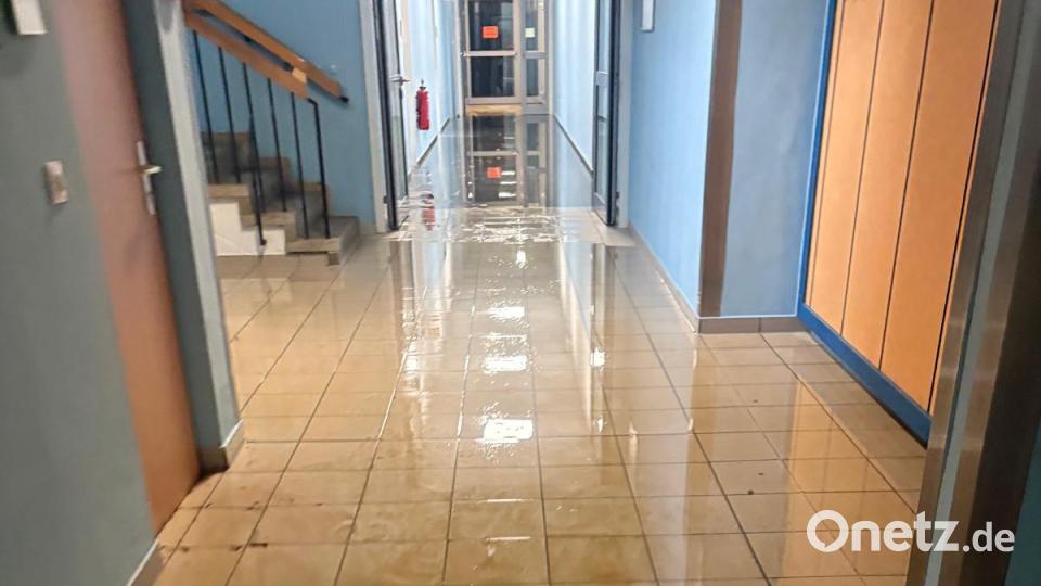 Der Starkregen in Nabburg hat der Feuerwehr eine ganze Reihe von Einsätzen beschert, weil Keller mit Wasser vollgelaufen sind. Auch die Berufsschule in Nabburg war betroffen. Symbolbild: Feuerwehr Nabburg