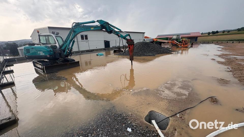 In einen See verwandelt hatte sich diese Baustelle in Nabburg. Bild: Feuerwehr Nabburg