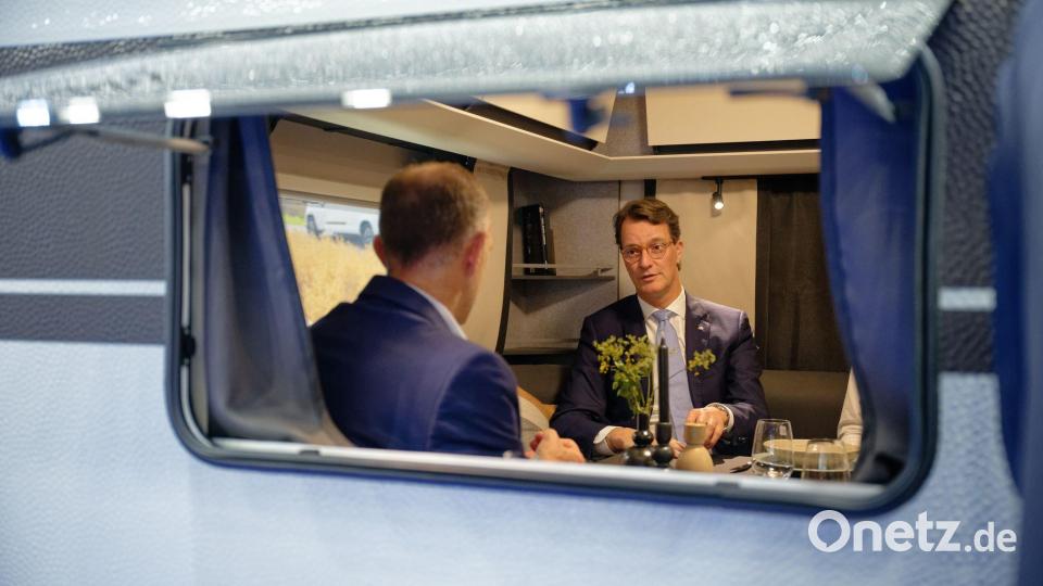 Hendrik Wüst, Ministerpräsident von Nordrhein-Westfalen (CDU), besucht die Camping-Messe &quot;Caravan Salon&quot; in Düsseldorf. Bild: Henning Kaiser/dpa