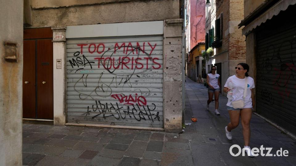 Nicht alle Touristen sind willkommen: Laut Regionalpräsident Zaia will die Region „kein fruchtbarer Boden für den Proletentourismus werden“. (Symbolbild) Bild: Luca Bruno/AP/dpa