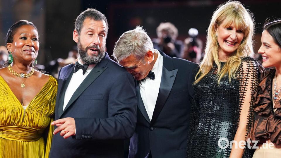 Nicole Avant (l-r), Adam Sandler, George Clooney, Laura Dern und Riley Keough posieren für Fotografen auf dem roten Teppich für den Film „Jay Kelly“ während der 82. Ausgabe der Filmfestspiele von Venedig. Bild: Scott A Garfitt/Invision/AP/dpa