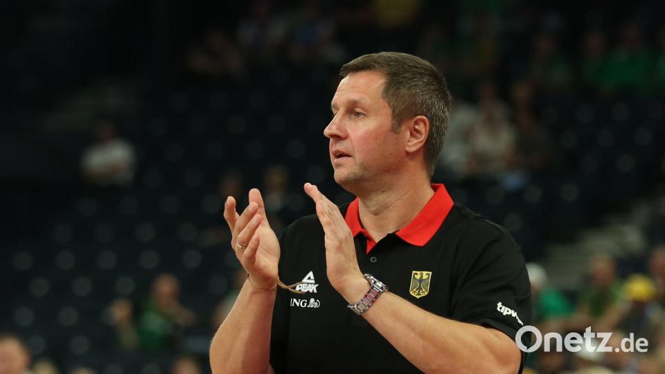 Alan Ibrahimagic applaudiert im Spiel. Bild: Matthias Stickel/dpa