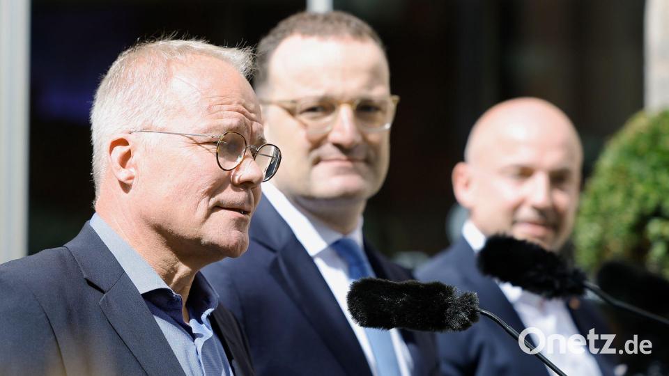 Die Fraktionschefs Miersch (SPD) und Spahn (CDU) sowie CSU-Landesgruppenchef Hoffmann traten zusammen vor die Presse. Bild: Heiko Becker/dpa
