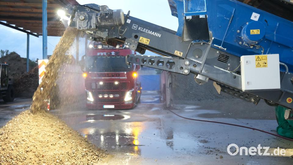 Das recycelte Material lagert auf dem Firmengelände und wird nach einer Prüfung mit dem LkW zu den Baustellen befördert. Bild: Hirsch