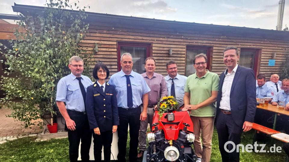 Kreisbrandmeister Jürgen Küffner, Kreisbrandinspektorin Kerstin Schmidt, Vorsitzender Harald Schwenk, Bürgermeister Christian Porsch, Kommandant Markus Seitz, Landtagsabgeordneter Franc Dierl und 
Landrat Florian Wiedemann (von links) bei der Einweihung der neuen Pumpe. Bild: whü