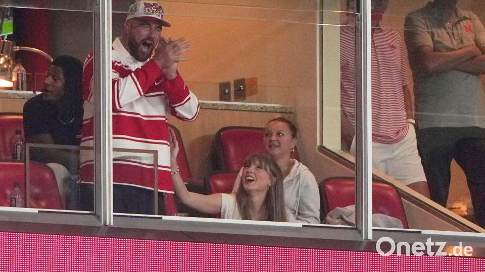 Er jubelt, sie wirft ihm einen verliebten Blick zu: Travis Kelce und Taylor Swift bei einem College-Football-Spiel. Bild: Charlie Riedel/AP/dpa