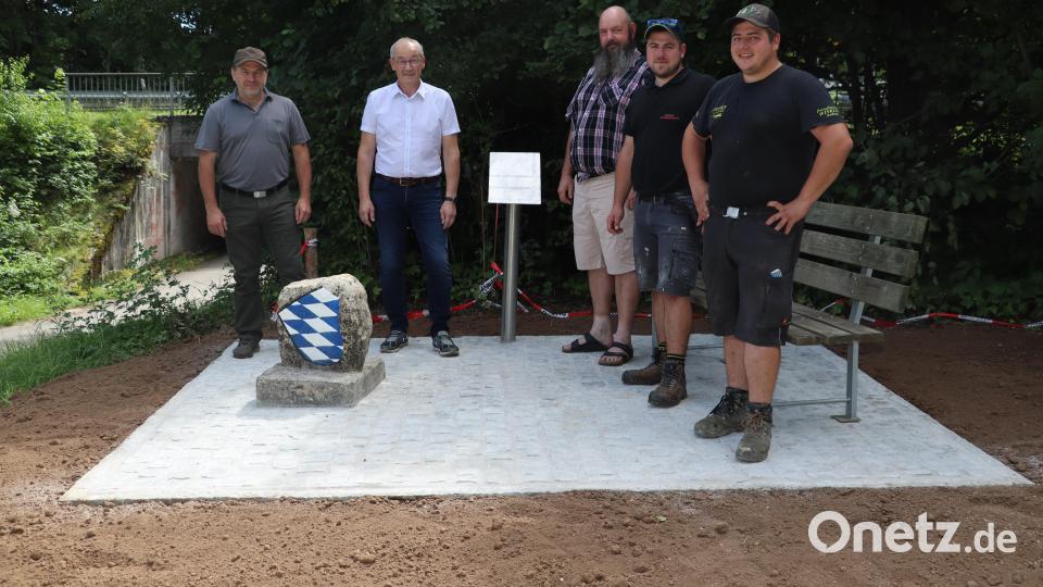 Geschichte hautnah erleben: Der neue Platz mit dem restaurierten Grenzstein mit Ortsheimatpfleger und Heimatvereinschef Hubert Haas (v.l.), Bürgermeister Erwin Geitner und den ehrenamtlichen Helfern Martin Eichenseer, Johannes Haas und Phillip Haas. Bild: mrr