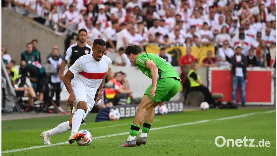 Lieferten sich ein umkämpftes Duell: Stuttgarts Leweling und Sander von Mönchengladbach. Bild: Markus Lenhardt/dpa