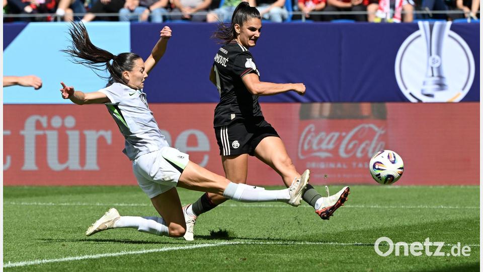 Trifft in dieser Szene zum 2:0: FCB-Stürmerin Jovana Damnjanovic (r). Wolfsburgs Joelle Wedemeyer kommt zu spät. Bild: Uli Deck/dpa