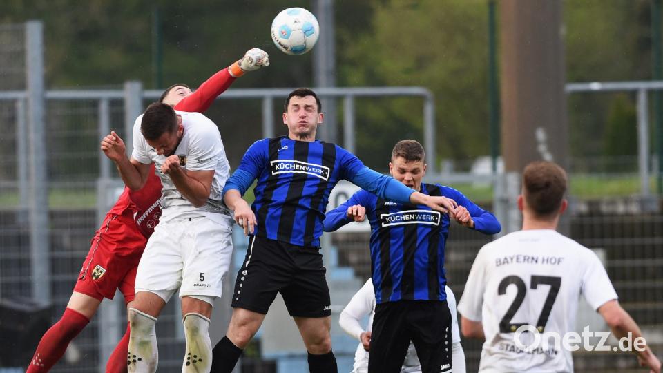 Szenen aus dem Bayernliga-Derby zwischen der SpVgg SV Weiden (blaue Trikots) und der SpVgg Bayern Hof am Freitag, 25. April 2025. Hof gewann mit 3:1. Bild: btg