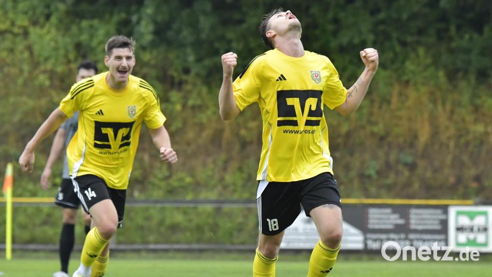 Tim Weisenberger (rechts) vom SV Hahnbach bejubelt auf seine Weise einen seiner beiden Treffer. Bild: Hubert Ziegler